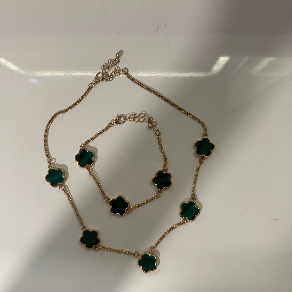 Elegant Green Clover Necklace and Bracelet Set